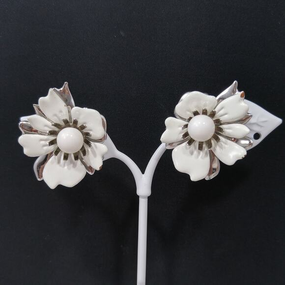 Sarah Coventry White Enamel Flower Earrings Silver Tone Clip On 1960s Vintage - Picture 2 of 10